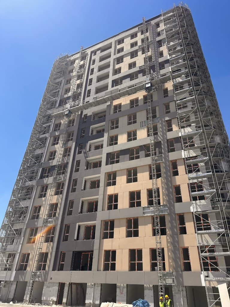 Yüksek katlı inşaat projesinde dikey erişim ekipmanı