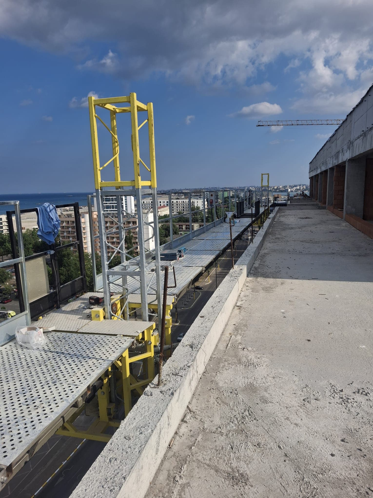 ALPMAKSAN mast climbing work platform on a high-rise coastal construction site in Constanța overlooking the city and sea