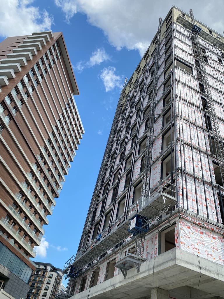 Yüksek katlı binalar arasında çalışan ALPMAKSAN hareketli cephe platformu
