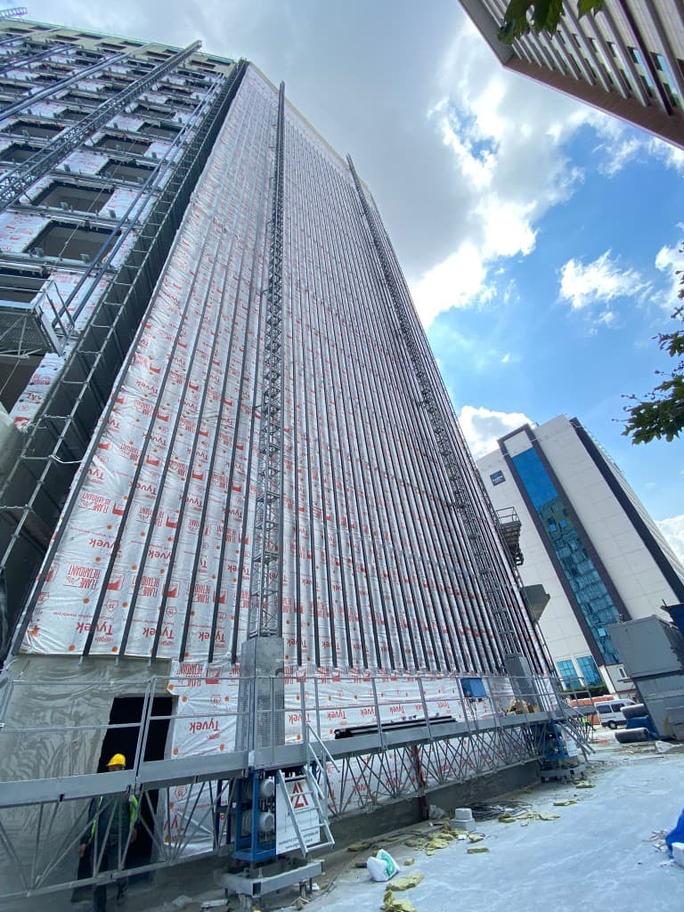 Şantiyede hareketli cephe platformu ve saha ekibi